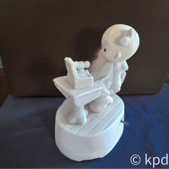 1981 PRECIOUS MOMENTS E-7185 "LOVE IS SHARING" MUSIC BOX PLAYS "SCHOOL DAYS" - Picture 9 of 10